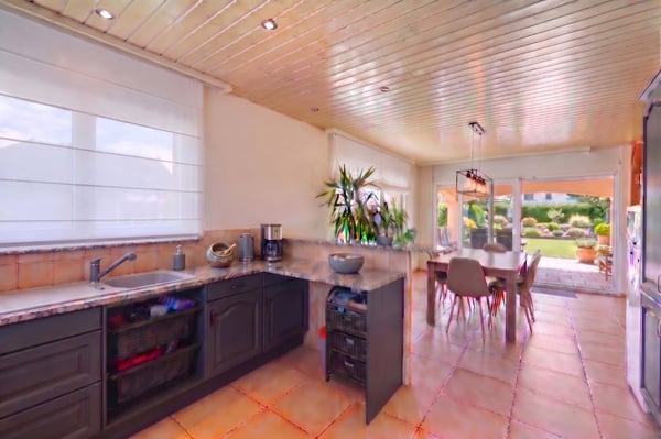 Exlusivité - Maison familiale avec grand terrain,lumière exceptionnelle et un porentiel d'agrandissement. 10