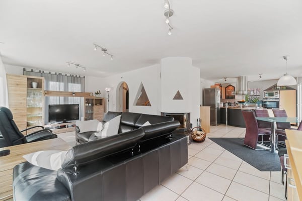 A deux pas d'Estavayer-le-Lac : villa avec piscine, sauna et 4 chambres sur 910 m² 5