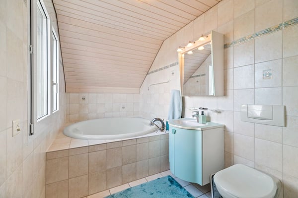 A deux pas d'Estavayer-le-Lac : villa avec piscine, sauna et 4 chambres sur 910 m² 9