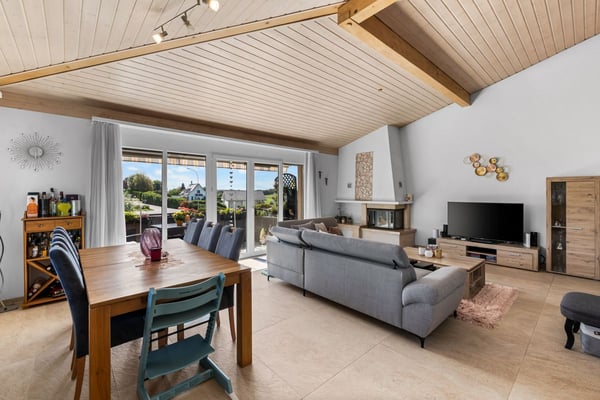 Bel appartement de 122 m² au dernier étage, entièrement rénové, avec 2 places de parc dans un garage souterrain. 5