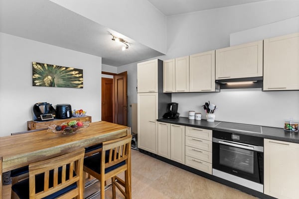 Bel appartement de 122 m² au dernier étage, entièrement rénové, avec 2 places de parc dans un garage souterrain. 2