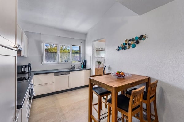 Bel appartement de 122 m² au dernier étage, entièrement rénové, avec 2 places de parc dans un garage souterrain. 4