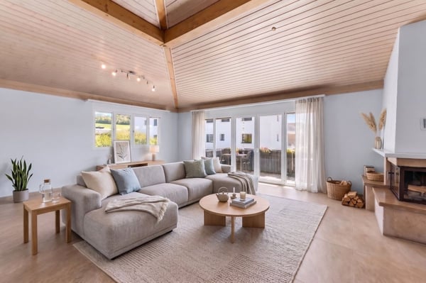 Bel appartement de 122 m² au dernier étage, entièrement rénové, avec 2 places de parc dans un garage souterrain. 4