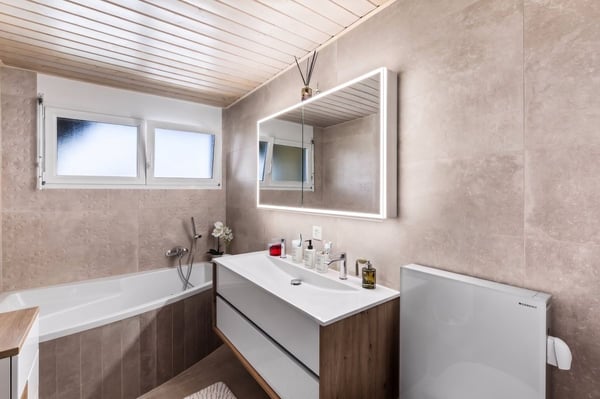 Bel appartement de 122 m² au dernier étage, entièrement rénové, avec 2 places de parc dans un garage souterrain. 13