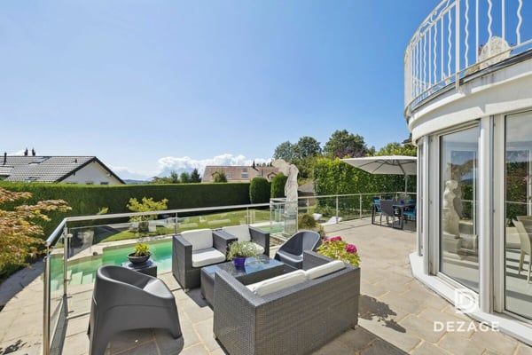 Découvrez en vidéo cette villa familiale spacieuse au calme avec vue sur les Alpes, piscine et espace wellness 3