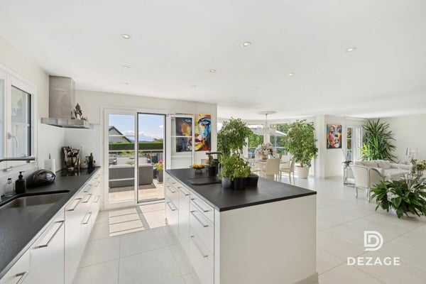 Découvrez en vidéo cette villa familiale spacieuse au calme avec vue sur les Alpes, piscine et espace wellness 4