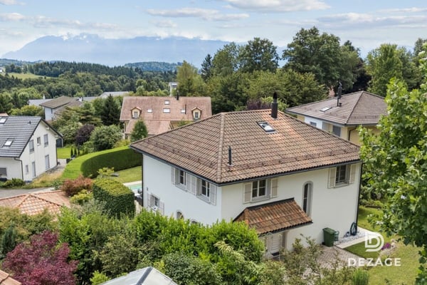 Découvrez en vidéo cette villa familiale spacieuse au calme avec vue sur les Alpes, piscine et espace wellness 12