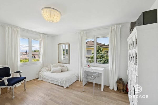 Découvrez en vidéo cette villa familiale spacieuse au calme avec vue sur les Alpes, piscine et espace wellness 9