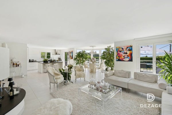 Découvrez en vidéo cette villa familiale spacieuse au calme avec vue sur les Alpes, piscine et espace wellness 2