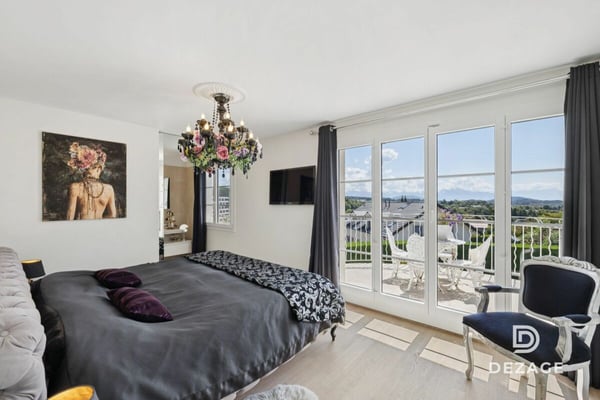 Découvrez en vidéo cette villa familiale spacieuse au calme avec vue sur les Alpes, piscine et espace wellness 7