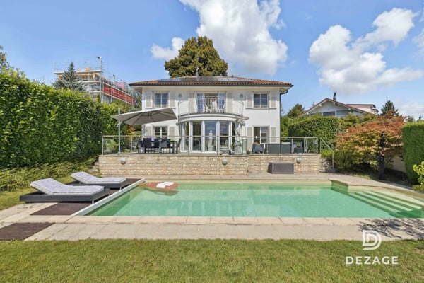 Découvrez en vidéo cette villa familiale spacieuse au calme avec vue sur les Alpes, piscine et espace wellness 6