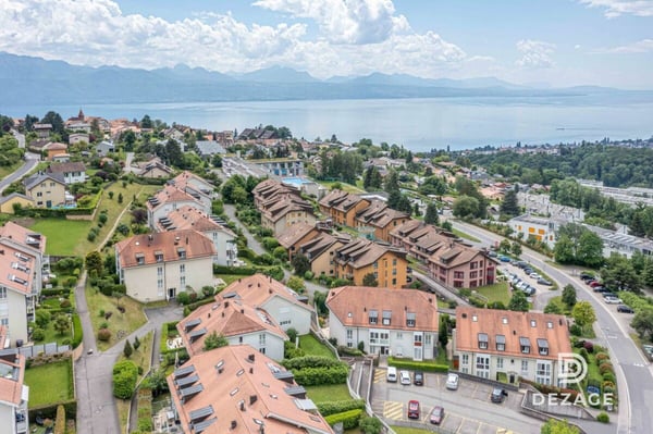 Vaste attique baigné de lumière dans un quartier familial avec vue panoramique sur le Lac 12