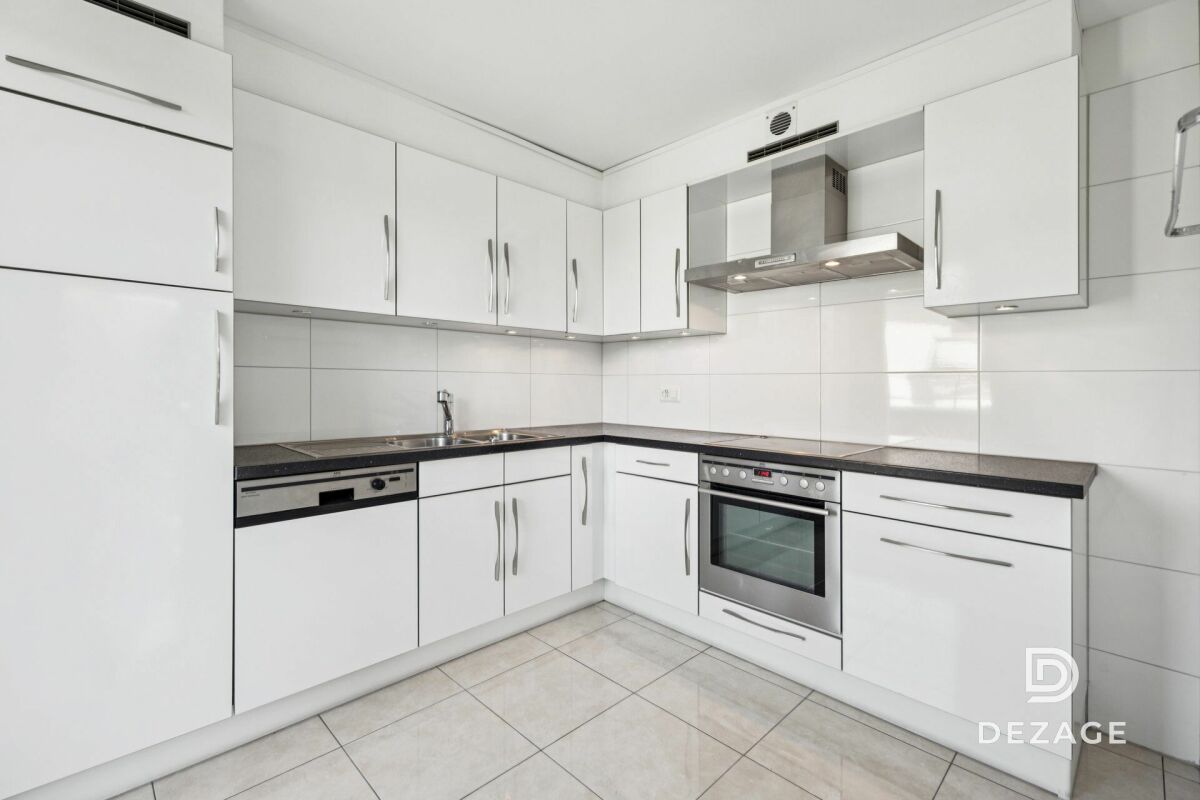 Attique-duplex moderne avec grands balcons, ascenseur privatif et vue sur les montagnes