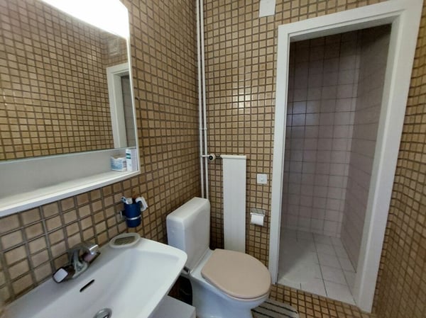 Bel appartement de 2,5 pièces offrant 14 m², avec accès par ascenseur. 6