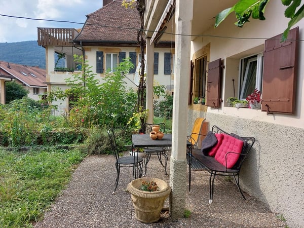 Maison villageoise avec jardin offrant deux appartements et un espace commercial 6