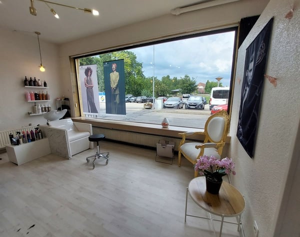 Maison villageoise avec jardin offrant deux appartements et un espace commercial 2
