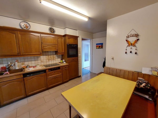 Maison villageoise avec jardin offrant deux appartements et un espace commercial 8