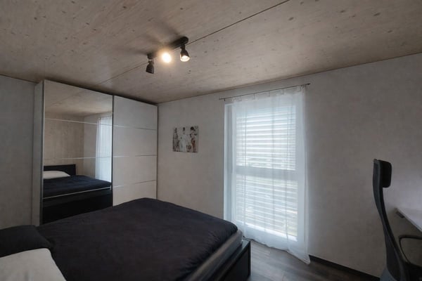 Superbe appartement moderne de 5.5 pièces avec terrasse, place de parc intérieure et place de stationnement extérieure. 7