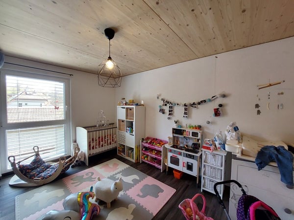 Superbe appartement moderne de 5.5 pièces avec terrasse, place de parc intérieure et place de stationnement extérieure. 9