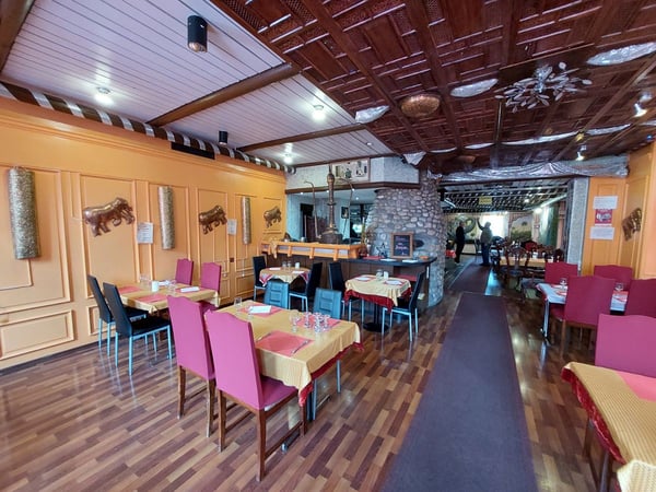 Immeuble de rendement avec un restaurant et 15 chambres 4