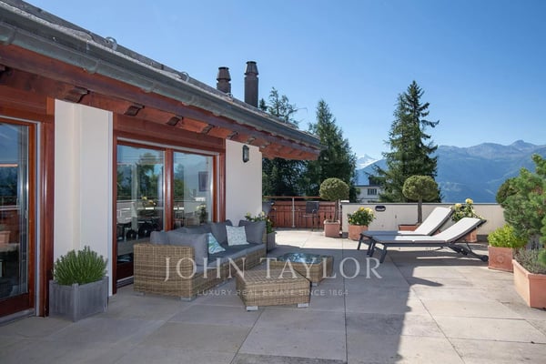 Rare et Magnifique duplex en attique dans le centre de Crans-Montana 11