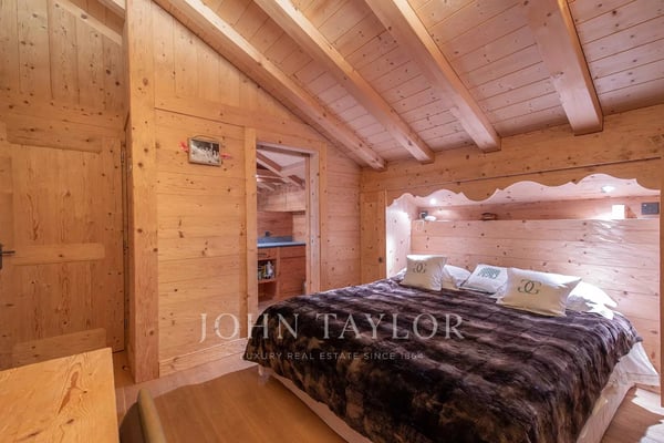 Attique de haut standing à louer à la semaine 6