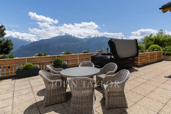 Location à la quinzaine - mois : Chalet avec piscine 11