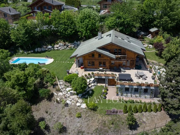 Location à la quinzaine - mois : Chalet avec piscine 1