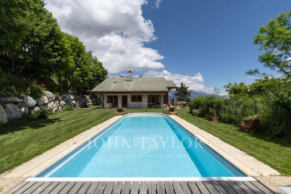 Location à la quinzaine - mois : Chalet avec piscine 10