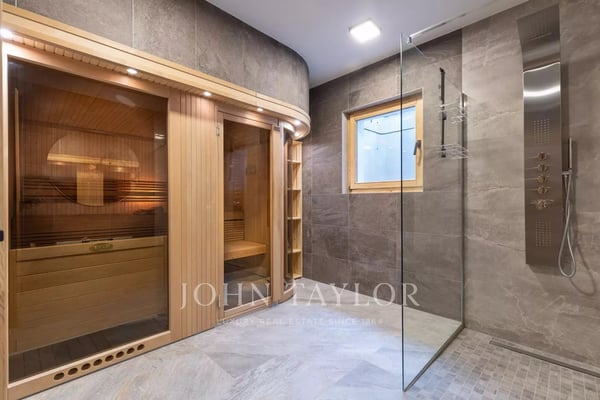 Location à la quinzaine - mois : Chalet avec piscine 8