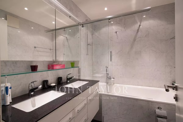 Rare et Magnifique duplex en attique dans le centre de Crans-Montana 8