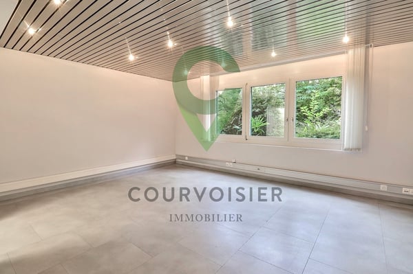 Locaux commerciaux modulables avec plusieurs salles et entrée privée 3