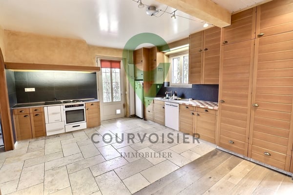 Au coeur du village de Fechy, bel immeuble de 4 logements 4