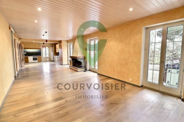 Au coeur du village de Fechy, bel immeuble de 4 logements 5