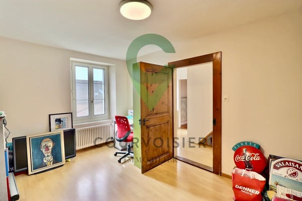 Maison de caractère avec dépendances et fort potentiel 10