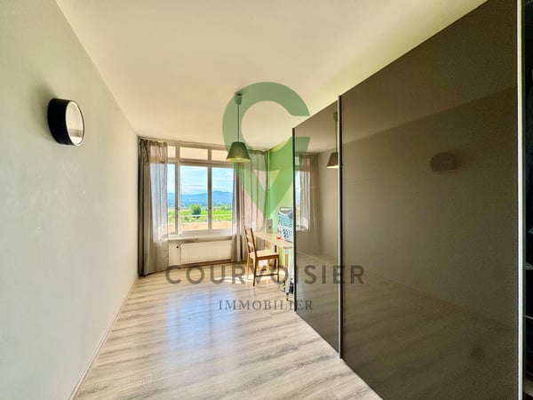 Appartement à rafraîchir avec vue dégagée et piscine de résidence 7