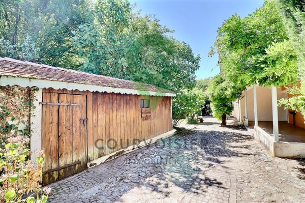 Demeure de caractère avec 2 logements et grand potentiel d'aménagement 12