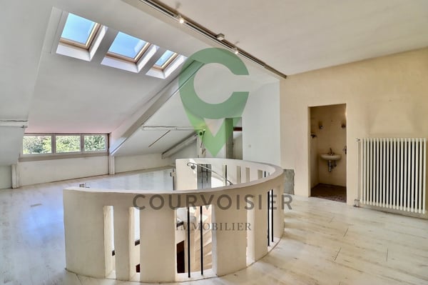 Demeure de caractère avec 2 logements et grand potentiel d'aménagement 12
