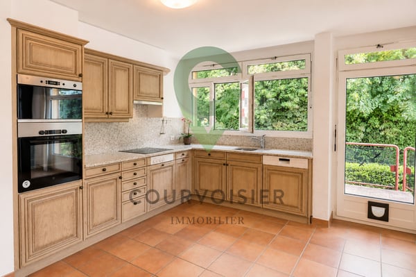 Villa contemporaine avec 2 logements, jardin et piscine à Rolle 7