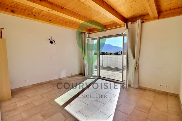 Superbe attique dans une PPE rénovée avec vue sur les Alpes 3
