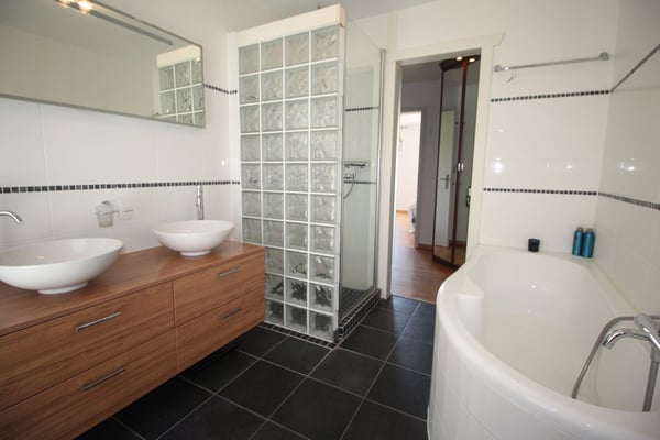 Charming 6-Room Corner House in the Heart of Vich 6