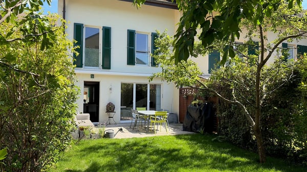 Charming 6-Room Corner House in the Heart of Vich 1