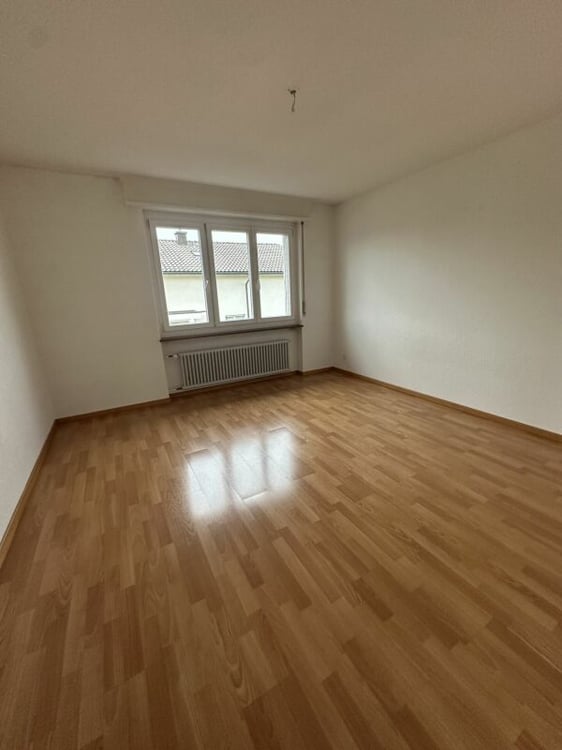 A louer un joli appartement de 4,5 pièces avec un balcon, dans un quartier calme 7