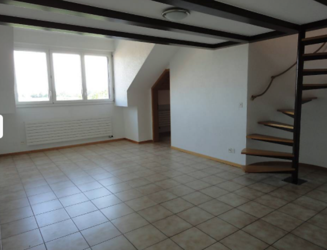 Charmant appartement de 2 pièces en attique avec mezzanine