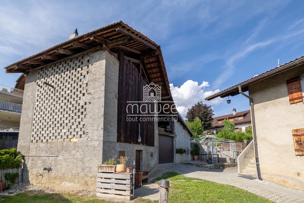 Chalet mitoyen avec dépendance et grand potentiel à Granois 12