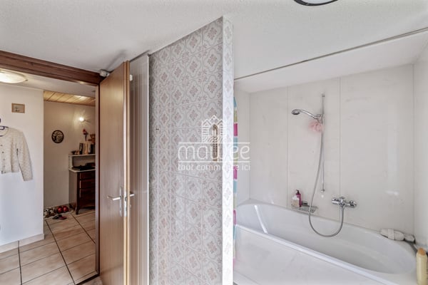 Chalet mitoyen avec dépendance et grand potentiel à Granois 6