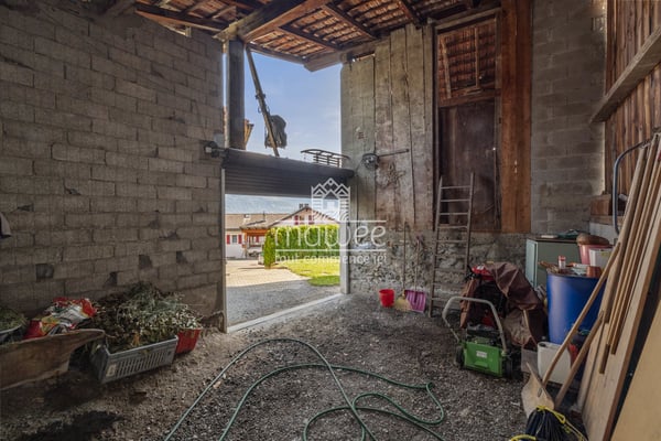 Chalet mitoyen avec dépendance et grand potentiel à Granois 13