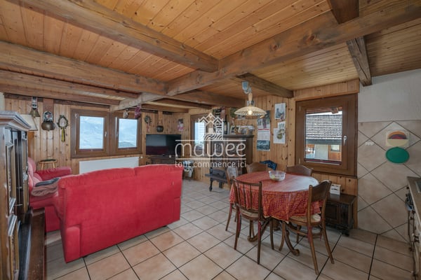 Chalet mitoyen avec dépendance et grand potentiel à Granois 2