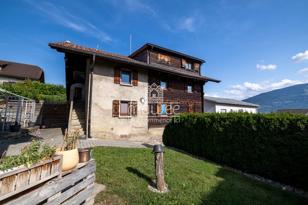 Chalet mitoyen avec dépendance et grand potentiel à Granois 1