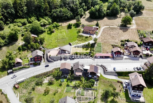 Terrain de 1682 m2 avec permis en force pour 3 chalets 2